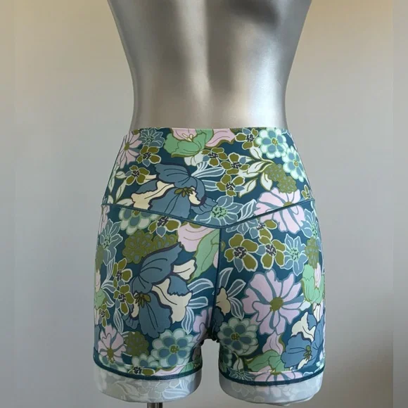 Free ✅Offline Hi Rise Floral Shorts - Picture 4 of 16